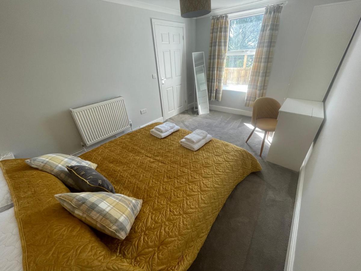 Immaculate One Bedroom Home With Private Parking Swansea Exterior photo